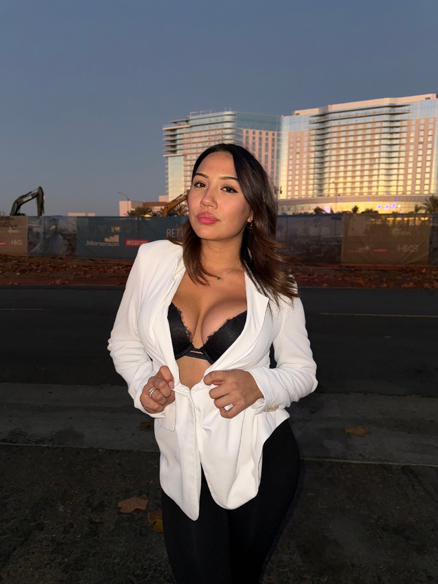 Take a pause and enjoy Ali Cruz — streaming from Jamnagar