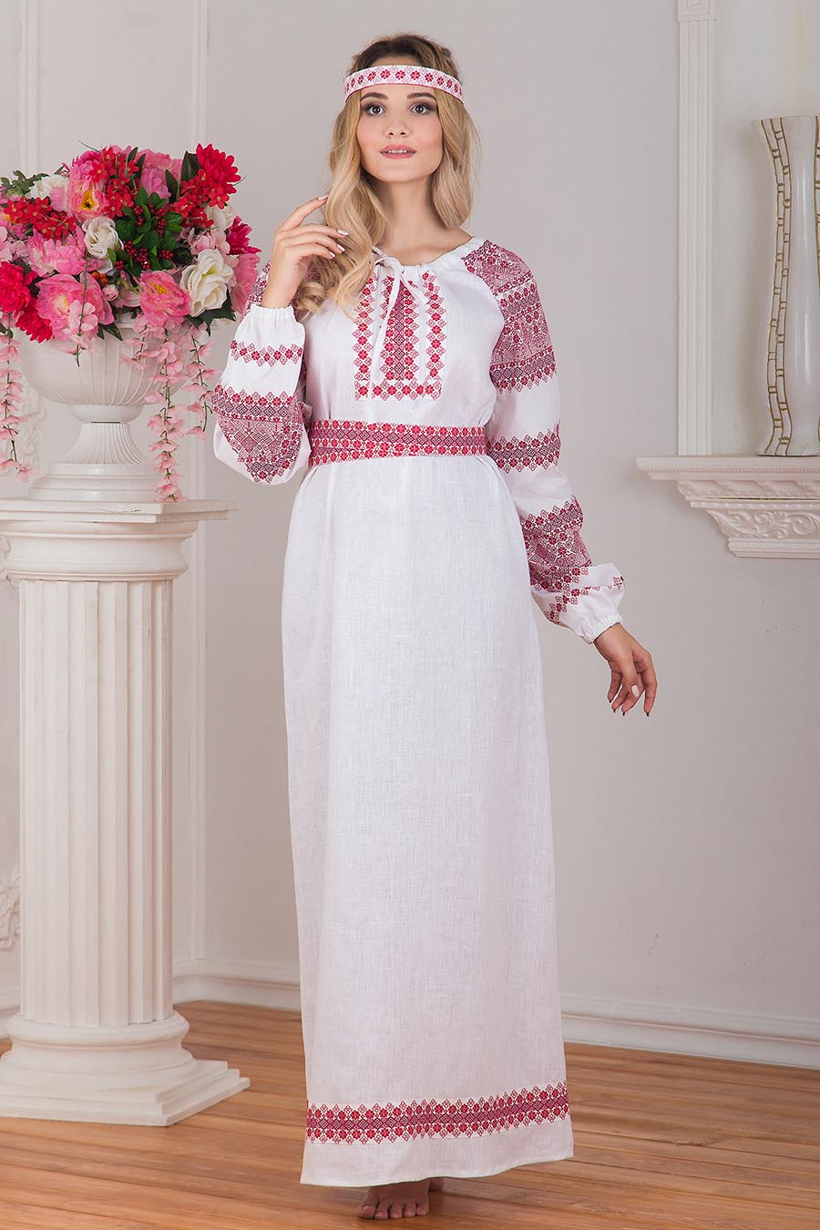 Women in Slavic costumes in Jamnagar