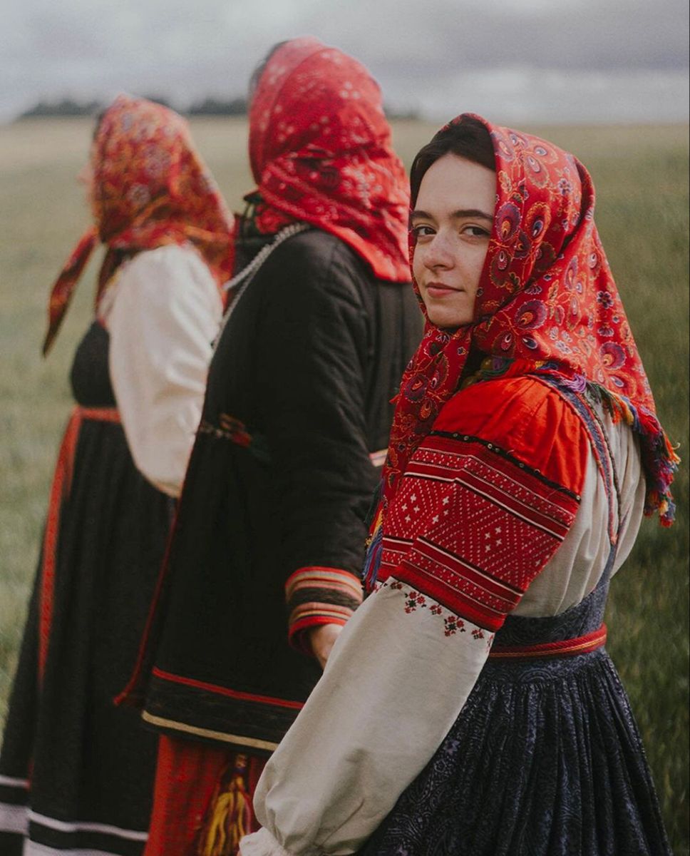 Women in Slavic costumes in Jamnagar