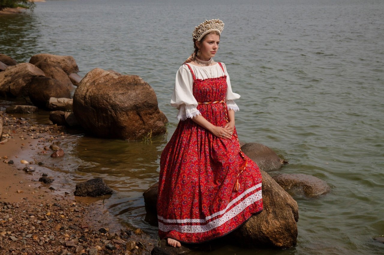 Women in Slavic costumes in Jamnagar