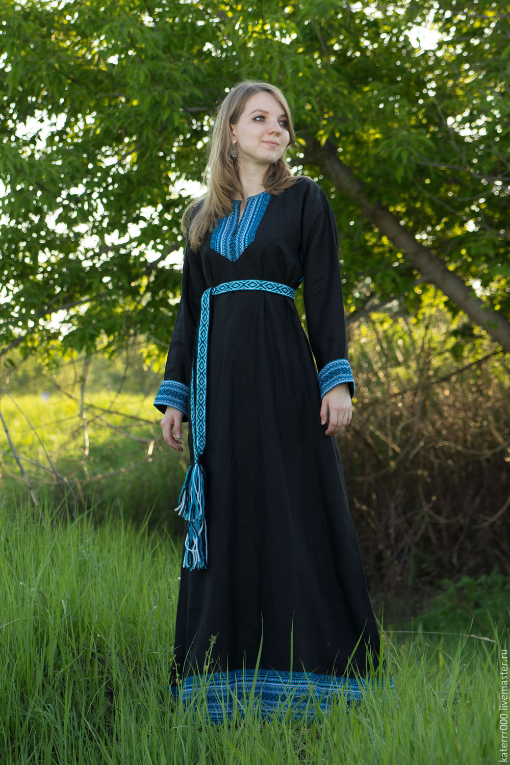 Women in Slavic costumes in Jamnagar