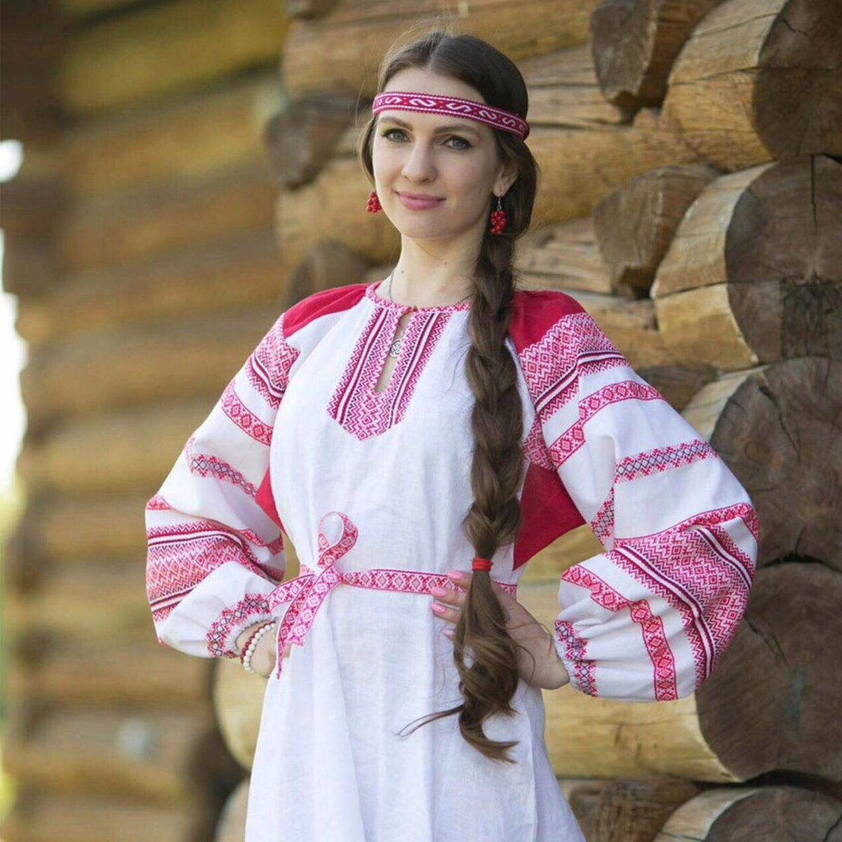 Girls in Slavic costumes in Jamnagar