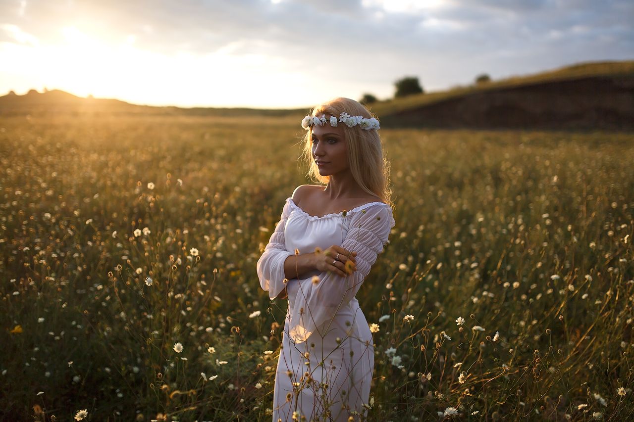 Girls in Slavic costumes in Jamnagar