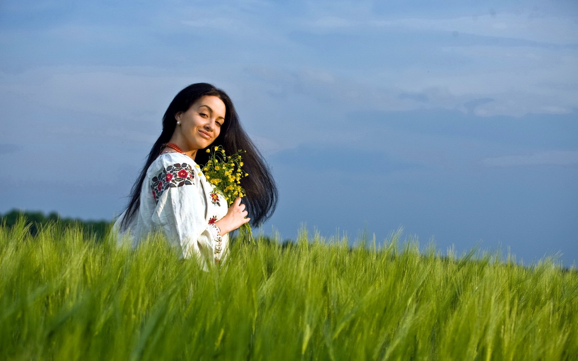 Girls in Slavic costumes in Jamnagar